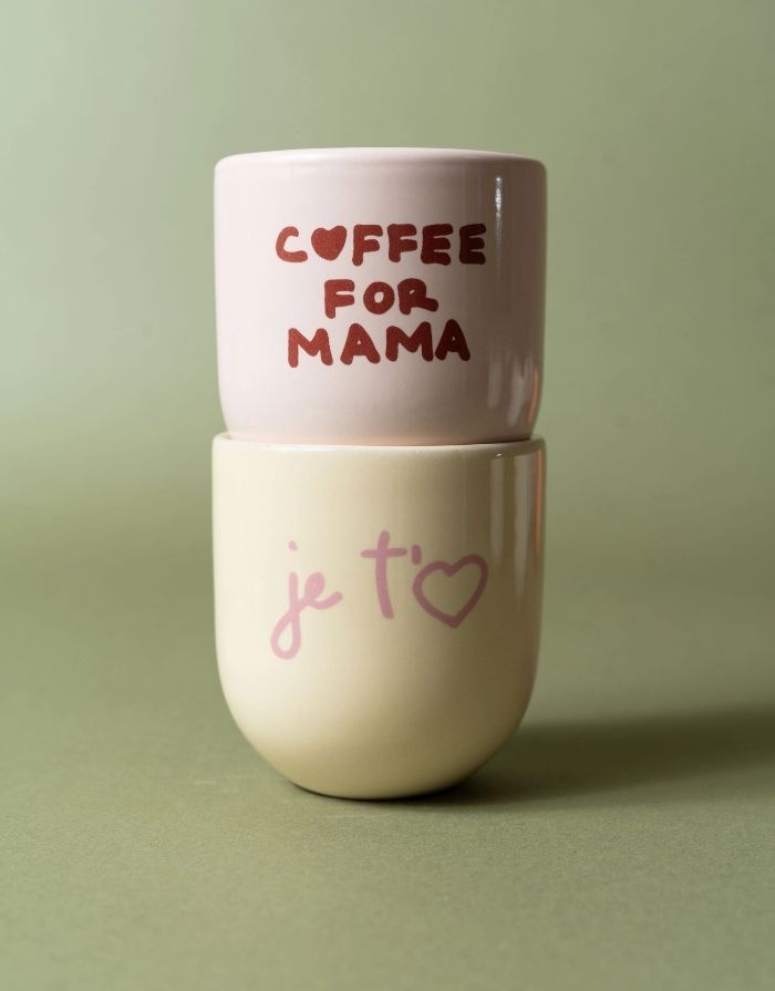 Becher ohne Henkel von Sisi House of Style in Creme mit rosafarbenem Schriftzug Je T'aime als Freisteller mit einem weiteren Becher gestapelt