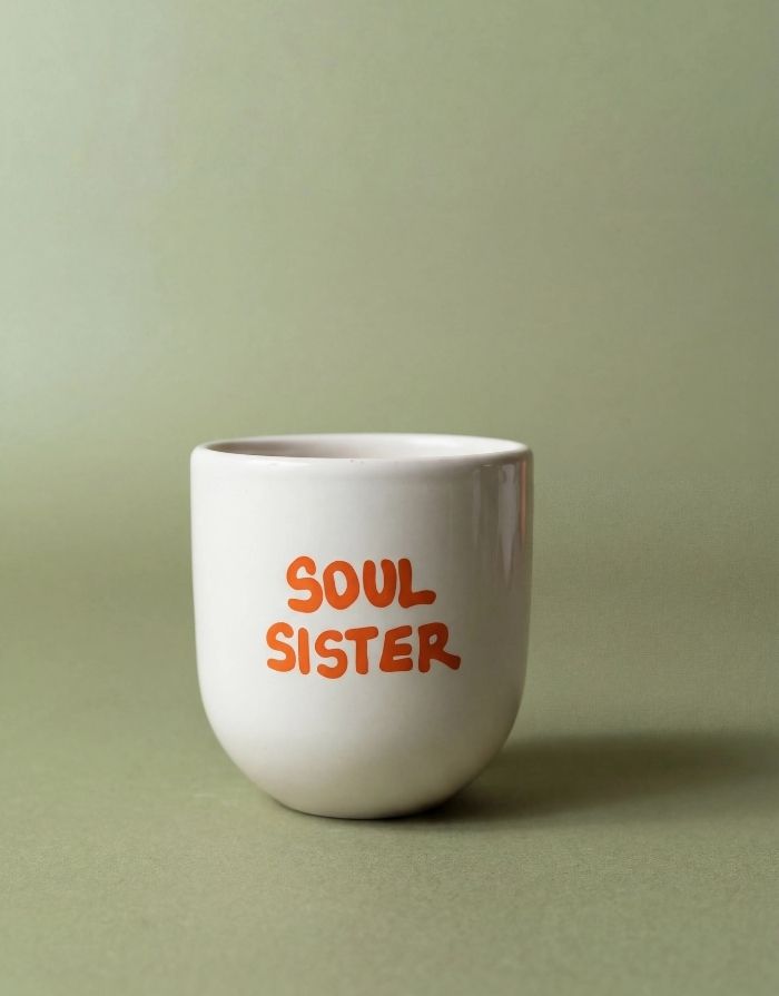 Becher Soul Sister von Sisi House of Style in Weiß mit orangefarbenem Soul Sister Schriftzug als Freisteller
