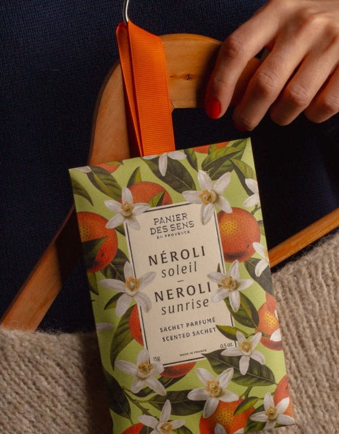 Duftsäckchen Sonne Neroli von Panier des Sens mit frischem Neroli-, Zitrus- und Blütenduft für Kleiderschrank, Schubladen und Wäsche.