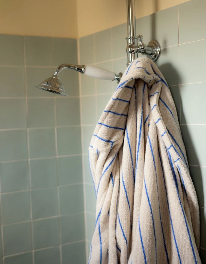Bongusta Bademantel Naram Moonbeam Ultramarin aus Bio-Baumwolle mit Streifen, Schalkragen und Bindegürtel.
