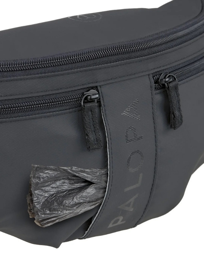 Leckerlitasche Emma in Black – multifunktionale Bauchtasche für Hundebesitzer:innen mit Leckerlifach, Reißverschlussfach und Kotbeutelspender. Wasserabweisend, abwaschbar und nachhaltig gefertigt aus recyceltem Polyester.