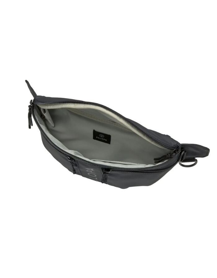 Leckerlitasche Emma in Black – multifunktionale Bauchtasche für Hundebesitzer:innen mit Leckerlifach, Reißverschlussfach und Kotbeutelspender. Wasserabweisend, abwaschbar und nachhaltig gefertigt aus recyceltem Polyester.