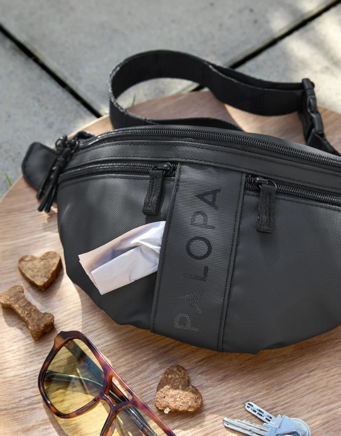Leckerlitasche Emma in Black – multifunktionale Bauchtasche für Hundebesitzer:innen mit Leckerlifach, Reißverschlussfach und Kotbeutelspender. Wasserabweisend, abwaschbar und nachhaltig gefertigt aus recyceltem Polyester.
