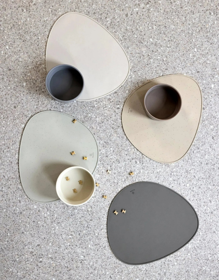 PALOPA Hundenapf Cali in Beige aus Porzellan mit asymmetrischem Design und rutschfesten Silikonnoppen