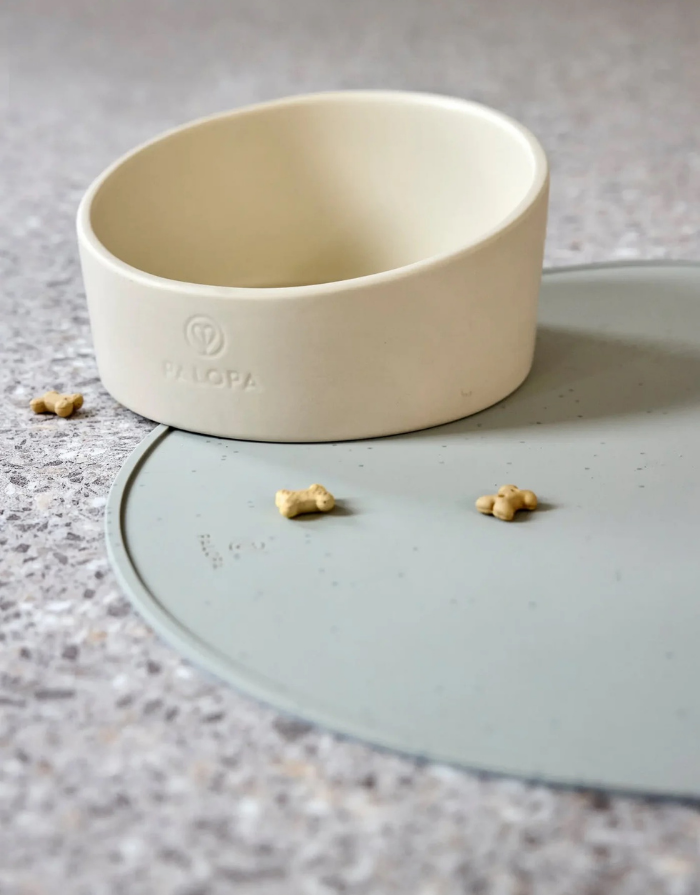 PALOPA Hundenapf Cali in Beige aus Porzellan mit asymmetrischem Design und rutschfesten Silikonnoppen