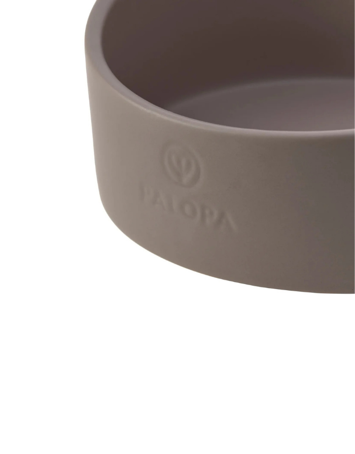 PALOPA Hundenapf Cali in Taupe aus Porzellan mit asymmetrischem Design und rutschfesten Silikonnoppen