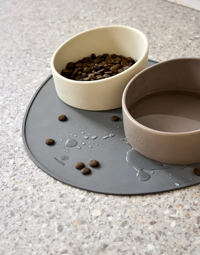PALOPA Hundenapf Cali in Taupe aus Porzellan mit asymmetrischem Design und rutschfesten Silikonnoppen
