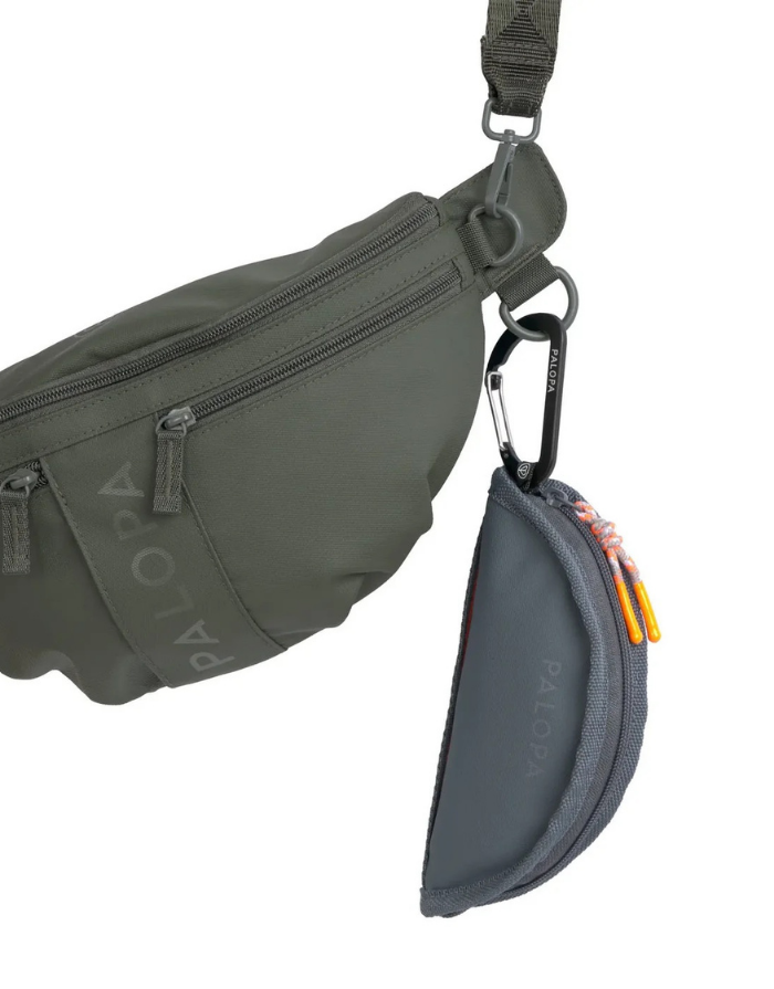 PALOPA Reisenapf Tura in Anthrazit aus recyceltem Polyester mit Reißverschluss und Karabiner
