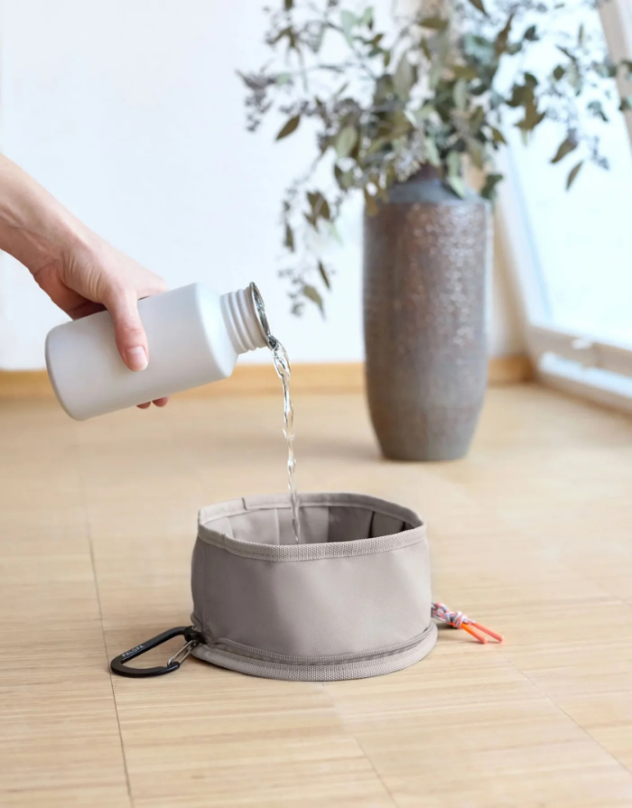 PALOPA Reisenapf Tura in Taupe aus recyceltem Polyester mit Reißverschluss und Karabiner