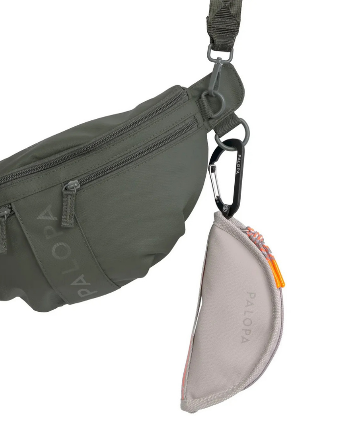 PALOPA Reisenapf Tura in Taupe aus recyceltem Polyester mit Reißverschluss und Karabiner