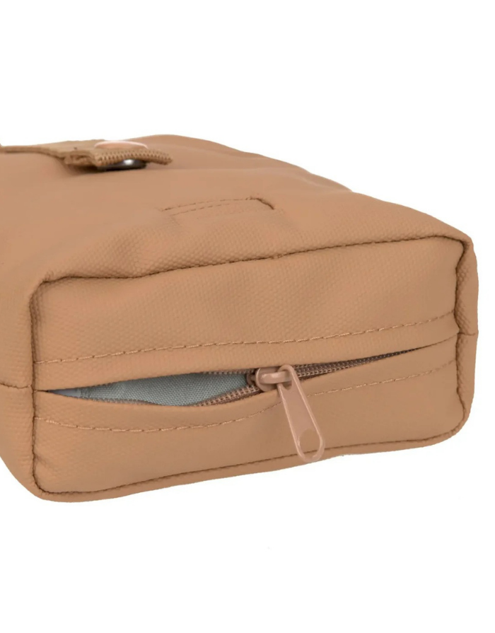 PALOPA Leckerlibeutel Karl M in Almond aus recyceltem Polyester mit Magnetverschluss und Schultergurt