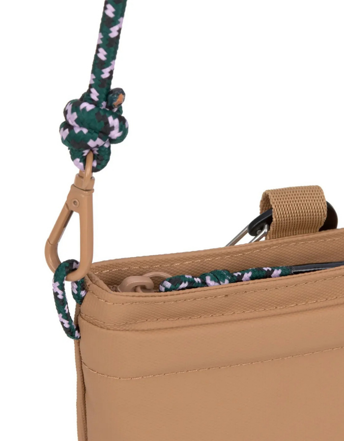 PALOPA Leckerlibeutel Karl M in Almond aus recyceltem Polyester mit Magnetverschluss und Schultergurt
