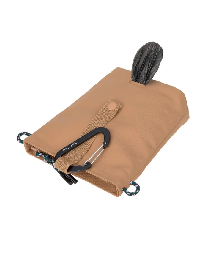 PALOPA Leckerlibeutel Karl M in Almond aus recyceltem Polyester mit Magnetverschluss und Schultergurt