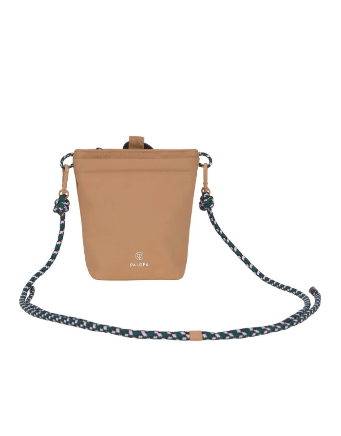 PALOPA Leckerlibeutel Karl M in Almond aus recyceltem Polyester mit Magnetverschluss und Schultergurt