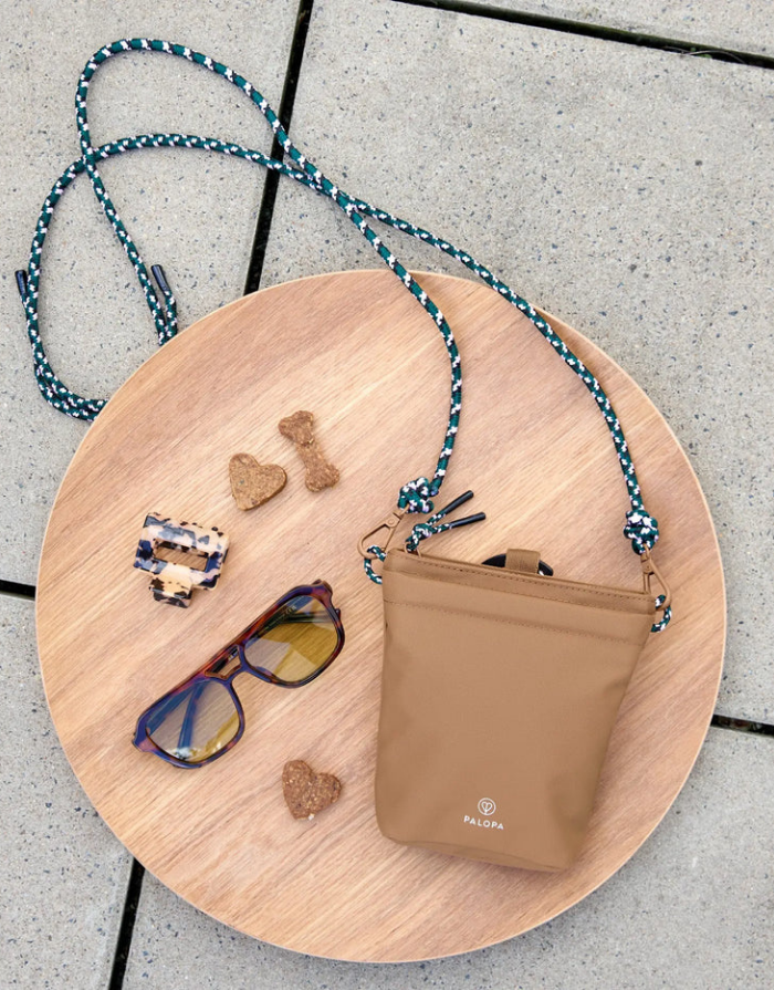 PALOPA Leckerlibeutel Karl M in Almond aus recyceltem Polyester mit Magnetverschluss und Schultergurt
