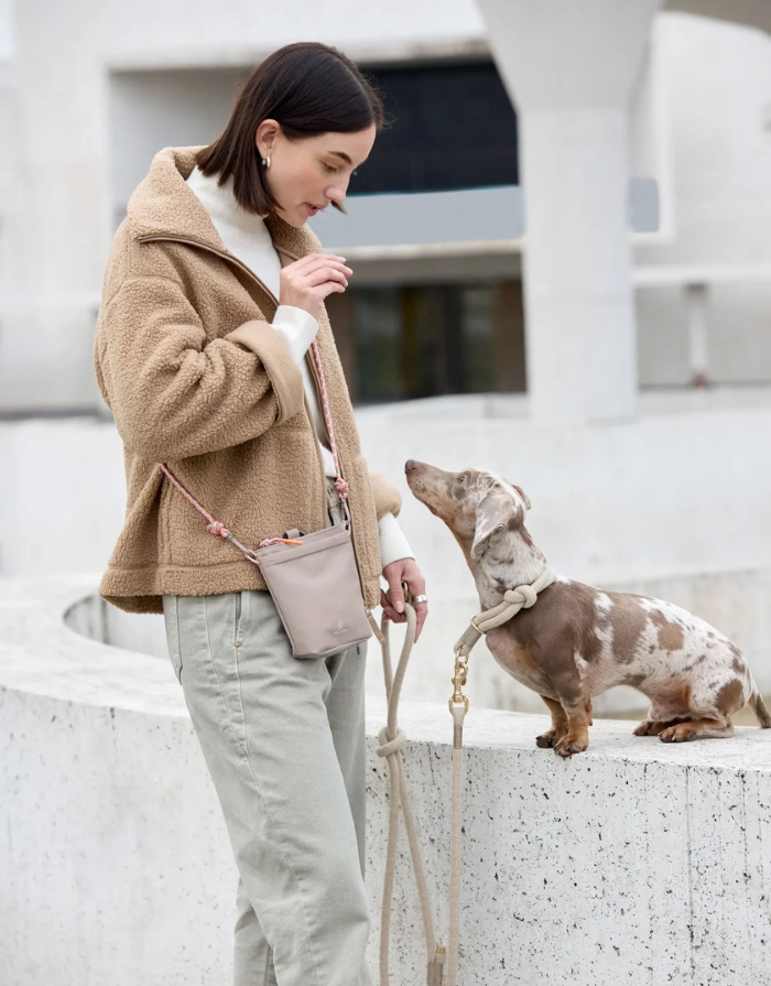 PALOPA Leckerlibeutel Karl M in Taupe aus recyceltem Polyester mit Magnetverschluss und Schultergurt