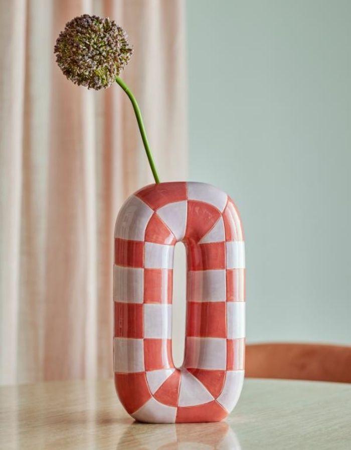 Bloomingville Mae Vase in Orange aus Dolomit-Keramik mit glänzender handbemalter Oberfläche und geschwungener O-Form