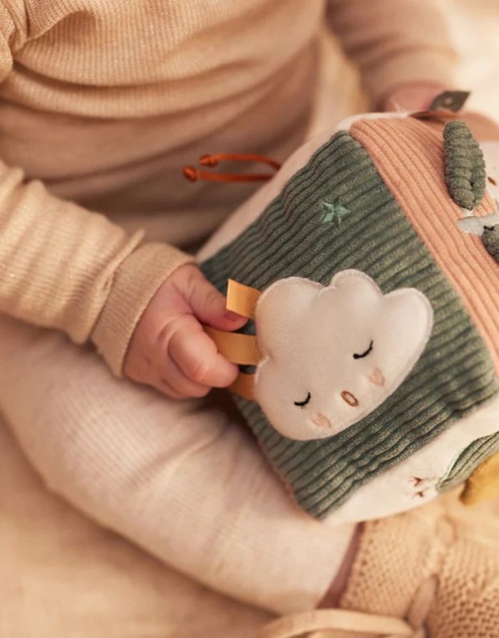 Jollein Aktivitäten-Würfel „Lovely Birds“ – weicher Baby-Spielwürfel mit Vögeln, Wolken, Blumen, Sternen und Fee Amy, mit Stickereien und Labels, 10x10x10 cm, handwaschbar.