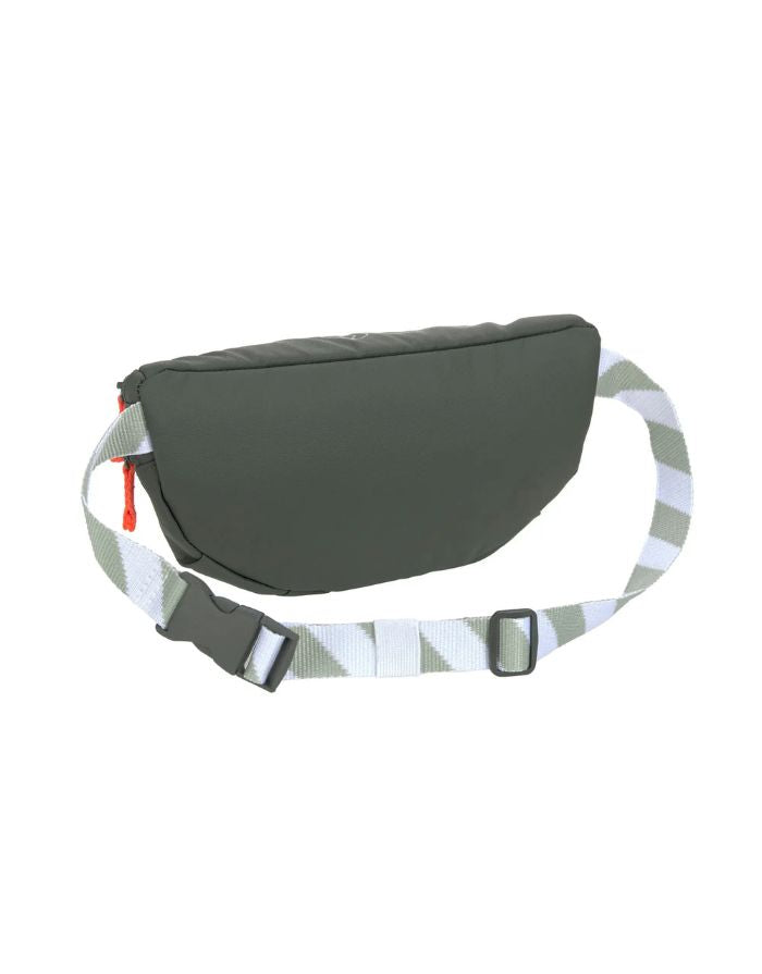Mini Leckerlibeutel Enja in Dunkelgrün – robuste Bauchtasche für Kinder (3–8 Jahre) mit separatem Leckerli-Fach und Kotbeutelspender. Ideal für Hundespaziergänge im kindgerechten Design.