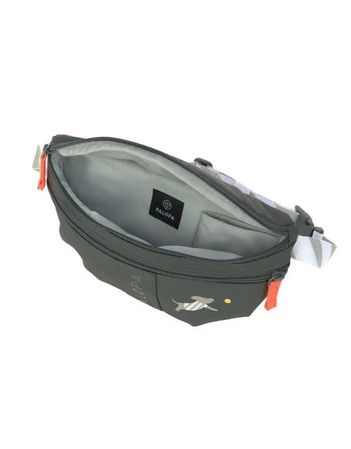 Mini Leckerlibeutel Enja in Dunkelgrün – robuste Bauchtasche für Kinder (3–8 Jahre) mit separatem Leckerli-Fach und Kotbeutelspender. Ideal für Hundespaziergänge im kindgerechten Design.