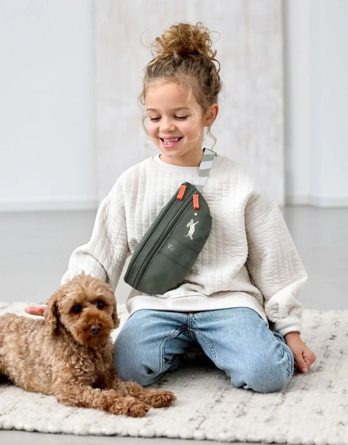 Mini Leckerlibeutel Enja in Dunkelgrün – robuste Bauchtasche für Kinder (3–8 Jahre) mit separatem Leckerli-Fach und Kotbeutelspender. Ideal für Hundespaziergänge im kindgerechten Design.