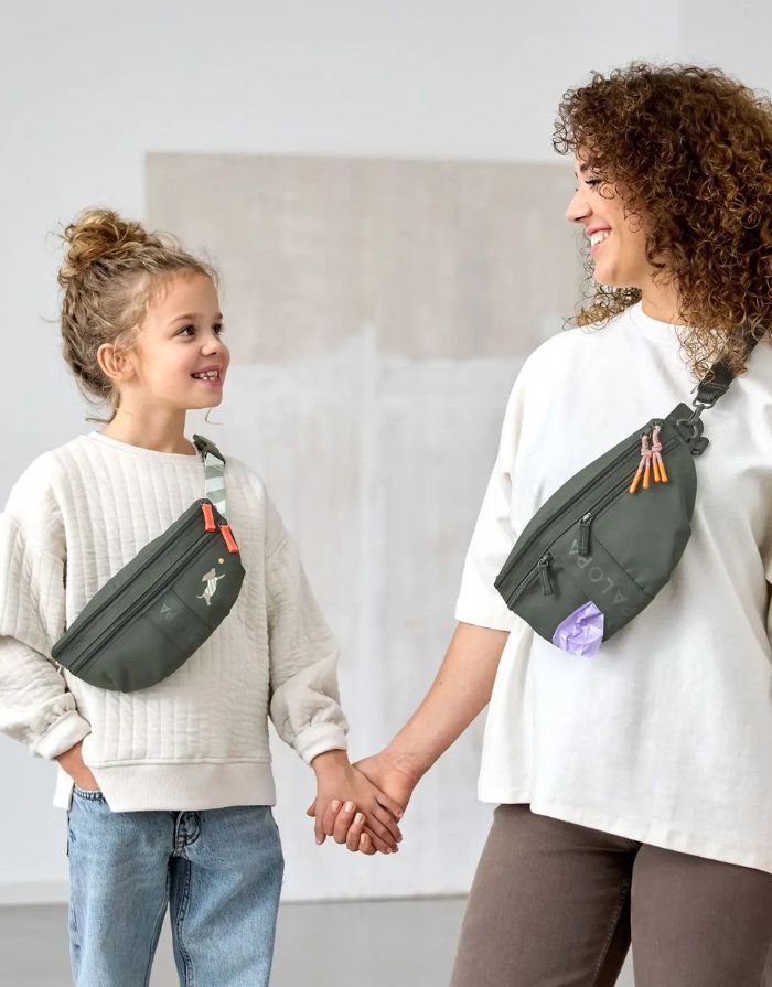 Mini Leckerlibeutel Enja in Dunkelgrün – robuste Bauchtasche für Kinder (3–8 Jahre) mit separatem Leckerli-Fach und Kotbeutelspender. Ideal für Hundespaziergänge im kindgerechten Design.