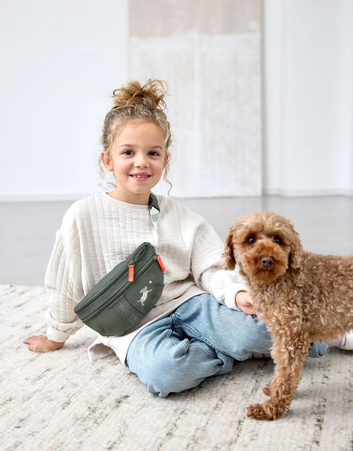 Mini Leckerlibeutel Enja in Dunkelgrün – robuste Bauchtasche für Kinder (3–8 Jahre) mit separatem Leckerli-Fach und Kotbeutelspender. Ideal für Hundespaziergänge im kindgerechten Design.