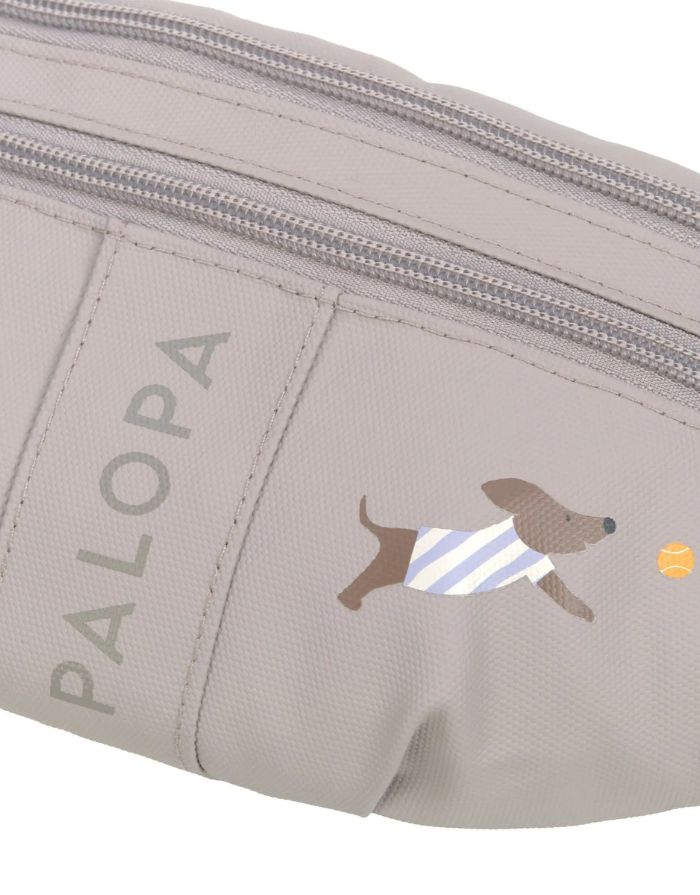 Mini Leckerlibeutel Enja in Taupe – funktionale Kindertasche für Hundespaziergänge. Mit Leckerli-Fach, Kotbeutelspender und verstellbarem Gurt für Kinder von 3–8 Jahren.