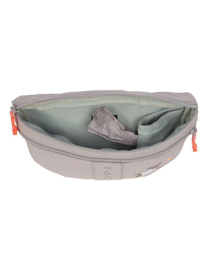 Mini Leckerlibeutel Enja in Taupe – funktionale Kindertasche für Hundespaziergänge. Mit Leckerli-Fach, Kotbeutelspender und verstellbarem Gurt für Kinder von 3–8 Jahren.