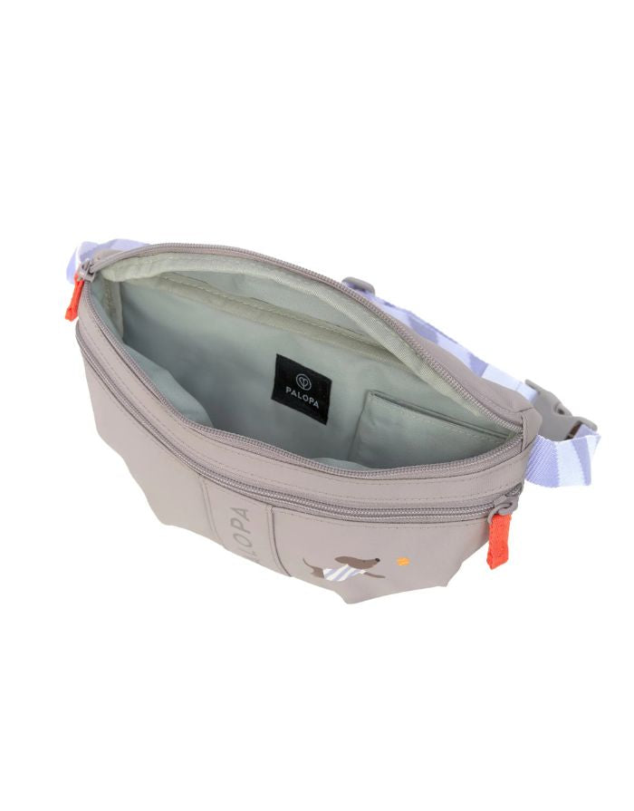 Mini Leckerlibeutel Enja in Taupe – funktionale Kindertasche für Hundespaziergänge. Mit Leckerli-Fach, Kotbeutelspender und verstellbarem Gurt für Kinder von 3–8 Jahren.