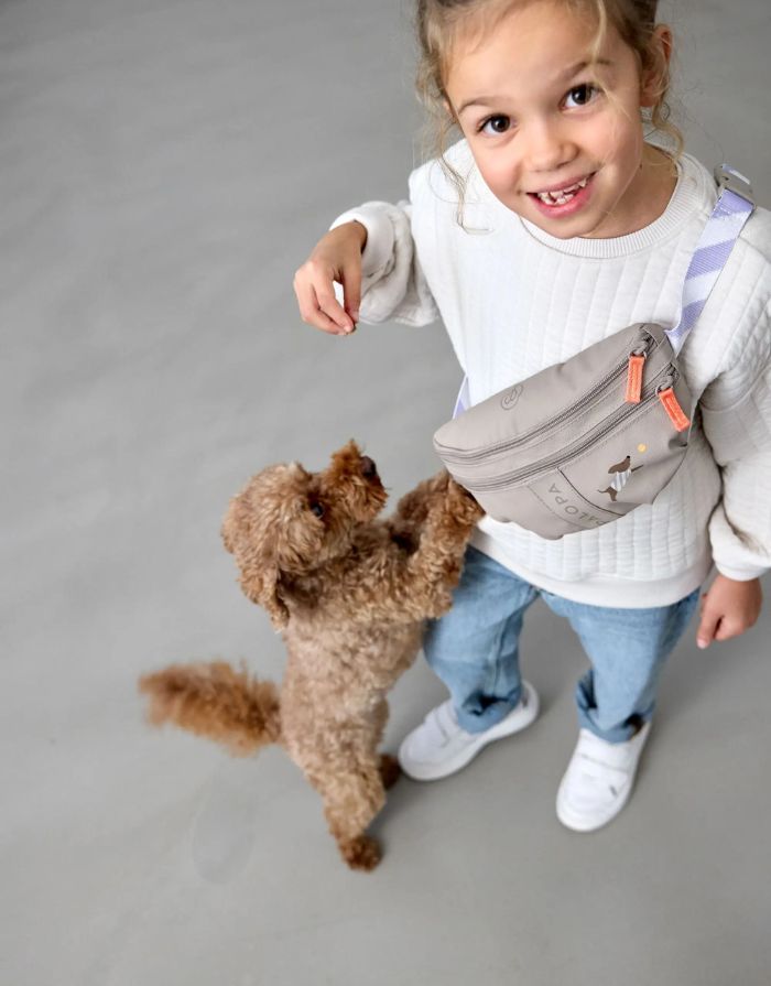 Mini Leckerlibeutel Enja in Taupe – funktionale Kindertasche für Hundespaziergänge. Mit Leckerli-Fach, Kotbeutelspender und verstellbarem Gurt für Kinder von 3–8 Jahren.