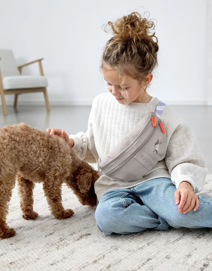 Mini Leckerlibeutel Enja in Taupe – funktionale Kindertasche für Hundespaziergänge. Mit Leckerli-Fach, Kotbeutelspender und verstellbarem Gurt für Kinder von 3–8 Jahren.