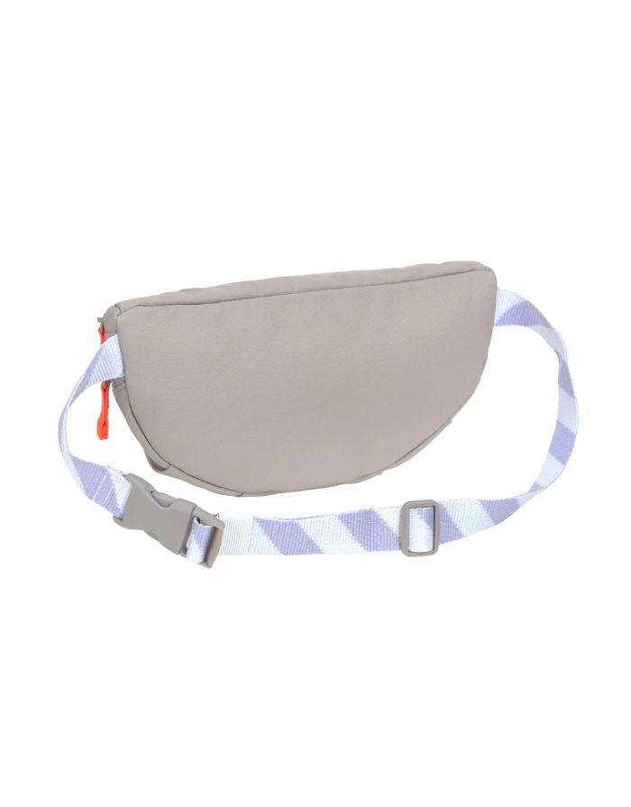 Mini Leckerlibeutel Enja in Taupe – funktionale Kindertasche für Hundespaziergänge. Mit Leckerli-Fach, Kotbeutelspender und verstellbarem Gurt für Kinder von 3–8 Jahren.
