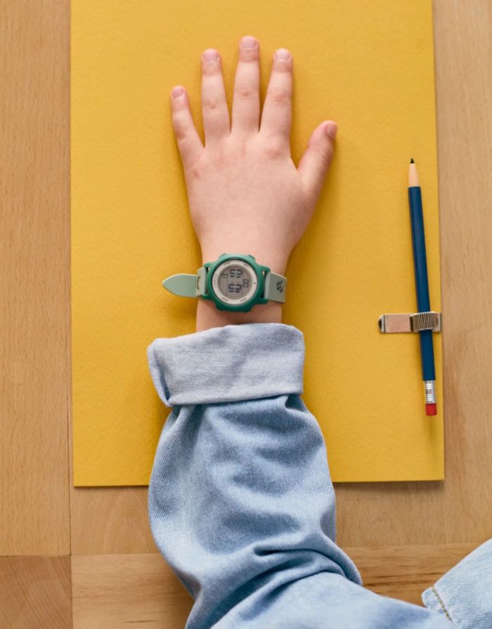 Digitale Kinderarmbanduhr SUSSI von Liewood mit bunten Details, Silikonarmband und Digitalanzeige.