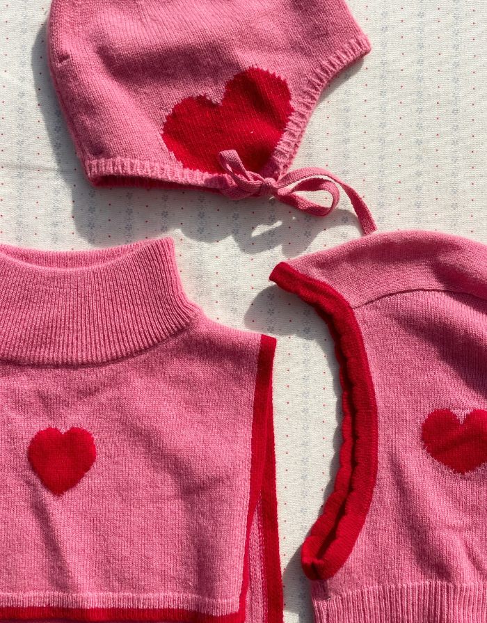 Warme Balaclava Colette in Pink von Konges Sløjd aus 100 % Wolle mit klassischen Rippensäumen.