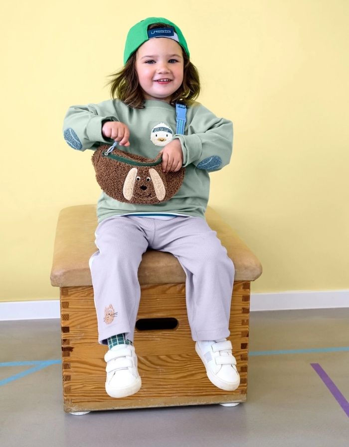 Braune Bauchtasche Tiny Team Hund von LÄSSIG mit Teddy-Fleece, 3-D-Hundestickerei und verstellbarem Gurt für Kinder.