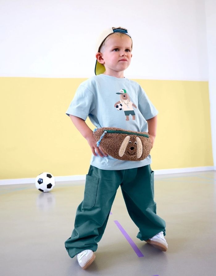 Braune Bauchtasche Tiny Team Hund von LÄSSIG mit Teddy-Fleece, 3-D-Hundestickerei und verstellbarem Gurt für Kinder.