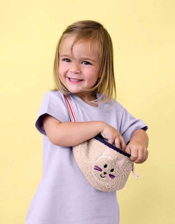  Beige Bauchtasche Tiny Team Katze von LÄSSIG mit Teddy-Fleece, 3-D-Katzenstickerei und verstellbarem Gurt für Kinder.