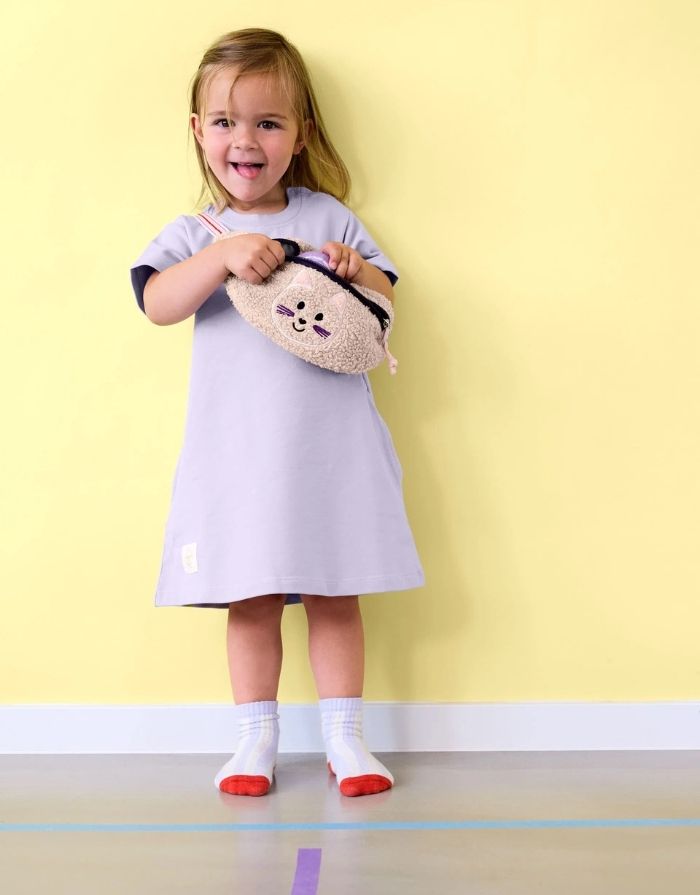  Beige Bauchtasche Tiny Team Katze von LÄSSIG mit Teddy-Fleece, 3-D-Katzenstickerei und verstellbarem Gurt für Kinder.