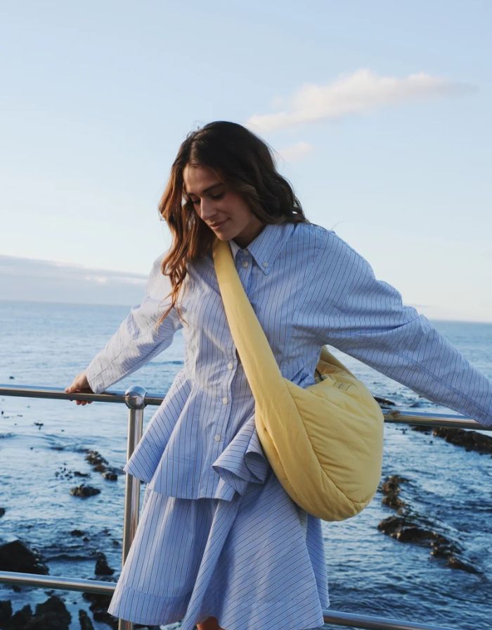 Studio Noos Crossbody-Tasche Textured Puffy Butter Yellow mit gepolsterter Struktur und Reißverschluss.