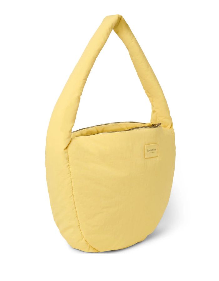 Studio Noos Crossbody-Tasche Textured Puffy Butter Yellow mit gepolsterter Struktur und Reißverschluss.