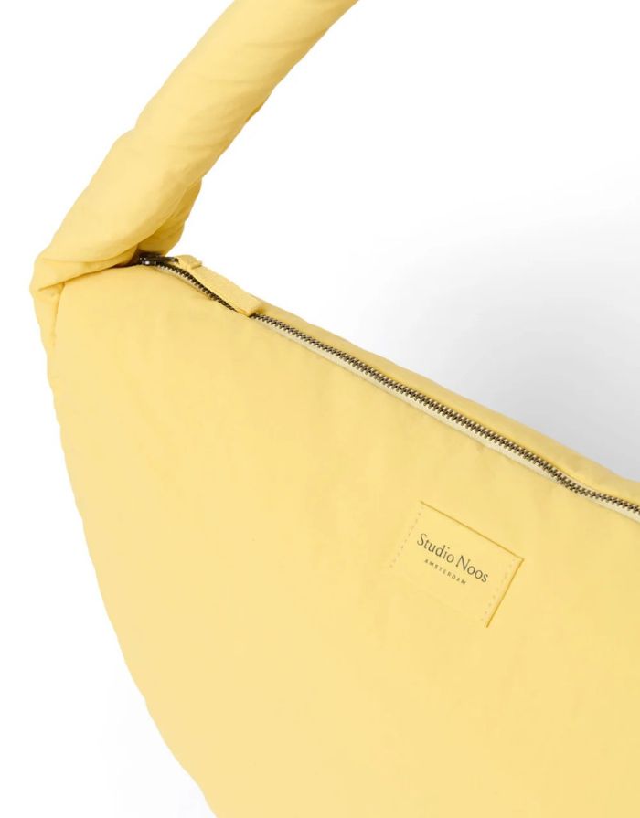 Studio Noos Crossbody-Tasche Textured Puffy Butter Yellow mit gepolsterter Struktur und Reißverschluss.