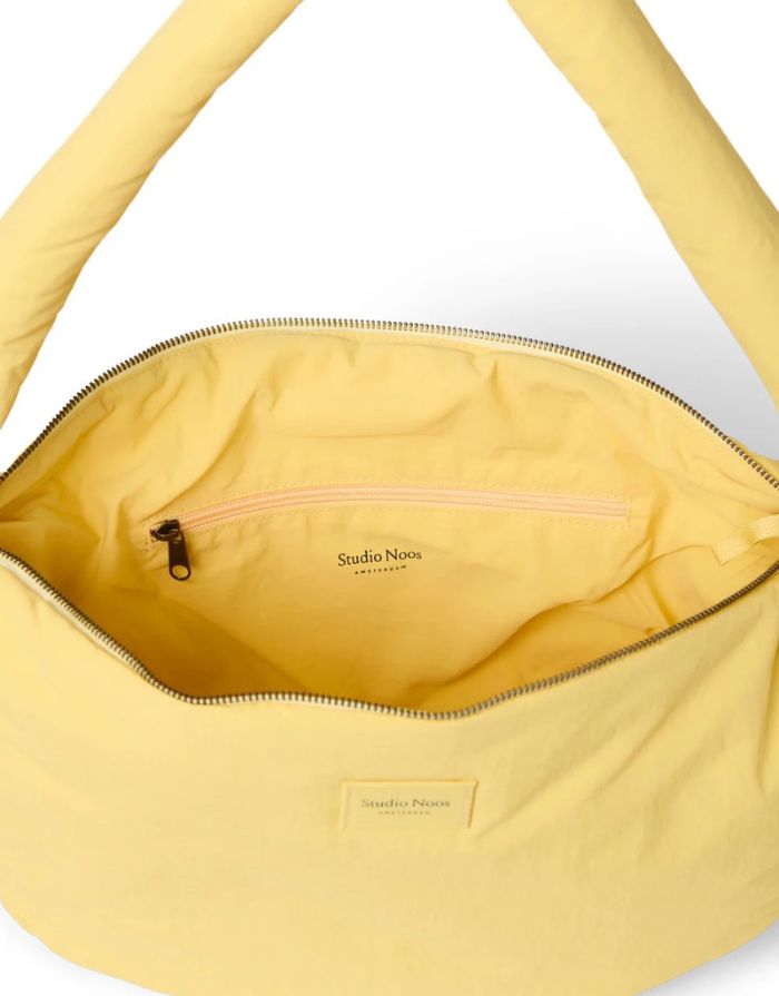 Studio Noos Crossbody-Tasche Textured Puffy Butter Yellow mit gepolsterter Struktur und Reißverschluss.