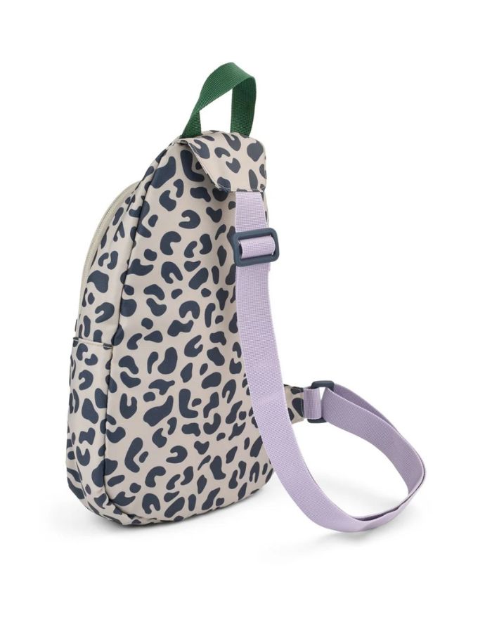 Liewood Ein-Schulter-Rucksack Phoenix in Mega Leo Mist Mix mit verstellbarem Gurt und 5 Litern Fassungsvermögen von hinten.