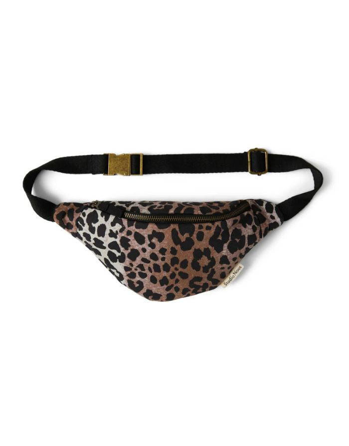 Studio Noos Mini Fanny Pack Soft Cotton Leopard Hazel – Kinder-Bauchtasche aus 100 % Baumwolle, verstellbar und leicht, ideal für Snacks, Spielzeug und Abenteuer, Maße 28x10,5x5,5 cm.