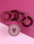 Ava und Yves Haargummi-Set Altrosa/Dunkelrot – 4 elastische Haargummis in runder Geschenkbox mit Herz.