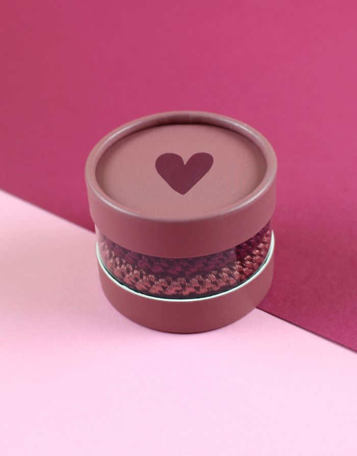 Ava und Yves Haargummi-Set Altrosa/Dunkelrot – 4 elastische Haargummis in runder Geschenkbox mit Herz.