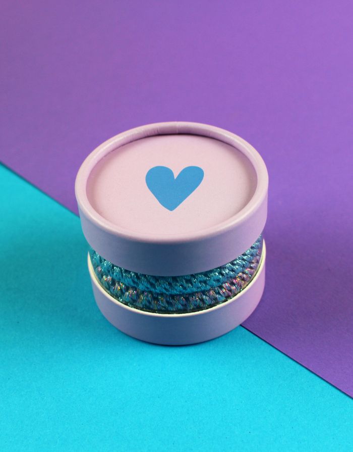 Ava & Yves Haargummi-Set Flieder/Blau – 4 elastische Haargummis mit Schimmer in runder Geschenkbox.