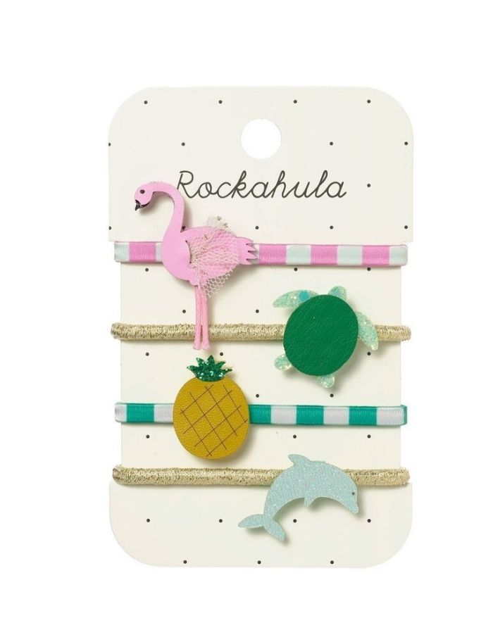  Island Dreams Haargummis von Rockahula im 4er-Set mit Flamingo-, Schildkröten-, Ananas- und Delfinmotiven für sommerliche Frisuren.