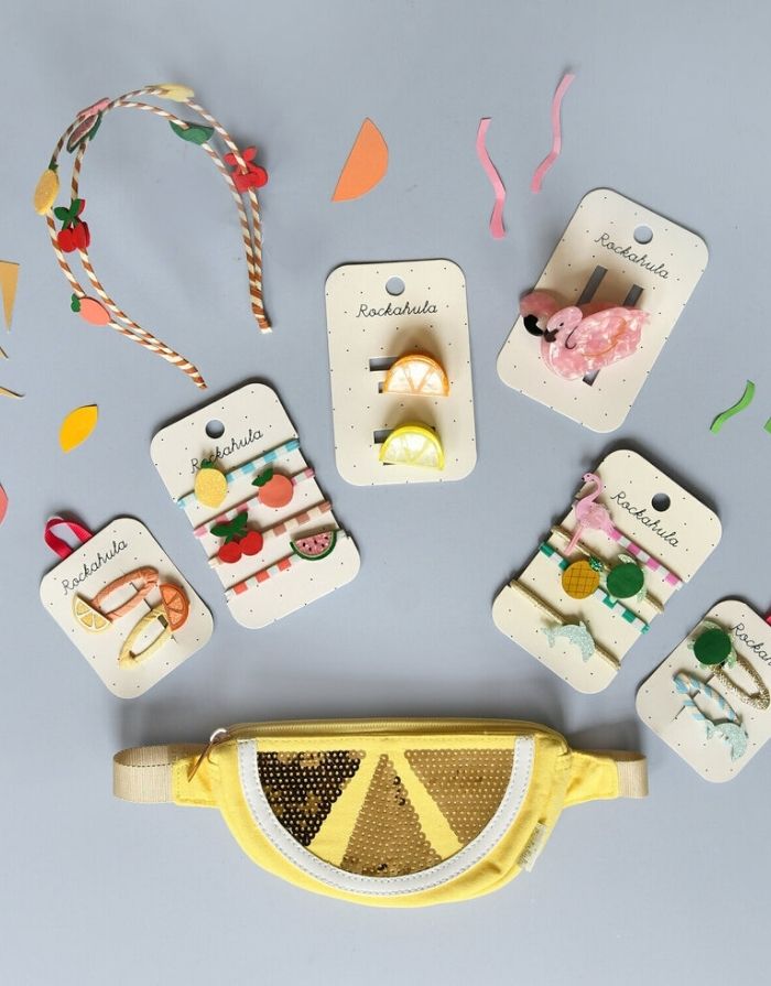  Island Dreams Haargummis von Rockahula im 4er-Set mit Flamingo-, Schildkröten-, Ananas- und Delfinmotiven für sommerliche Frisuren.